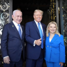 Benjamín Netanyahu (izq.) y su esposa Sara son recibidos por el expresidente estadounidense Donald Trump en el Club Mar-a-Lago.
