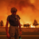 Grant Douglas hace una pausa mientras evacúa por el incendio de Park en la Autopista 36 cerca de Paynes Creek en el condado Tehama, California, el viernes 26 de julio de 2024