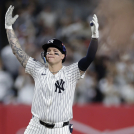 Alex Verdugo, de los Yankees, reacciona luego de empujar la carrera de la victoria frente a los Reales de Kansas City.