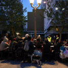 Unas personas comen alimentos distribuidos por la organización Red Solidaria el 25 de septiembre de 2024 en la Plaza de Mayo de Buenos Aires.