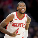 El base de los Houston Rockets, Jalen Green (4), reacciona tras anotar una canasta de tres puntos contra los San Antonio Spurs durante la segunda mitad de un partido de pretemporada de la NBA.