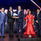 Fernando De La Vega recibe el premio del presidente de Adoexpo, Karel Castillo; su vicepresidenta ejecutiva, Roselyn Amaro Berges; y los ministros Víctor (Ito) Bisonó, Limber Cruz.