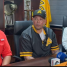 Yadier Molina en rueda de prensa junto al gerente Ángel Ovalles, y el presidente del equipo, Víctor García Sued.