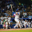 Michael de la Cruz, del Licey, al momento de conectar su jonrón solitario en el cuarto inning del partido contra la Estrellas.