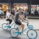 Chinos utilizando el sistema de bicicletas