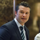 Pete Hegseth camina hacia un elevador para reunirse con el presidente electo Donald Trump en la Torre Trump de Nueva York, el 15 de diciembre de 2016.