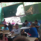 En estas condiciones muy precarias estudian los alumnos de la Escuela Primaria Sixta Luna Luna, en el distrito municipal Blanco Arriba, del municipio Tenares, en aulas con filtraciones y algunas hasta con techos de zinc y paredes a medio construir.
