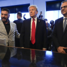 El candidato presidencial republicano Donald Trump, centro, en un restaurante árabe en Dearborn, Michigan, el 1 de noviembre del 2024.