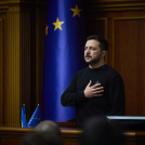 El presidente ucraniano Volodymyr Zelenskyy escucha el himno nacional antes de su discurso en el Verkhovna Rada en Kiev, Ucrania.