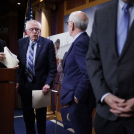 Bernie Sanders, acompañado por sus compañeros senadores Chris Van Hollen y Peter Welch, sale de una rueda de prensa sobre la restricción de la venta de armas a Israel en el Capitolio de EE.UU.