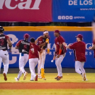 Varios peloteros de los Gigantes rodean y festejan con Johan Rojas luego que este disparara un incogible que resulto el batazo ganador frente a las Estrellas.