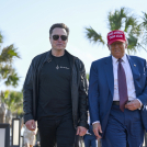 El presidente electo Donald Trump camina con Elon Musk