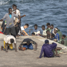 Un grupo de migrantes reacciona al llegar al puerto de La Restinga, en El Hierro, islas Canarias, España, el 19 de agosto de 2024.