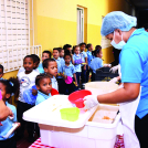 Los alumnos de la escuela República Dominicana esperan el almuerzo a las 11:30 de la mañana, de lunes a viernes.