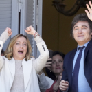 La primera ministra italiana, Giorgia Meloni, a la izquierda, y el presidente argentino, Javier Milei, en un balcón del palacio presidencial, en Buenos Aires, ayer.