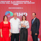 Josefina Navarro del Banco BHD recibe un reconocimiento de las autoridades de INTEC