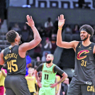 Donovan Mitchell y Jarret Allen, de los Cavaliers, celebran durante un partido del baloncesto de la NBA.