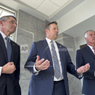 De izquierda a derecha, los fiscales generales republicanos Drew Wrigley de Dakota del Norte, Kris Kobach de Kansas y Marty Jackley de Dakota del Sur.