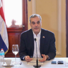 El presidente Luis Abinader en una reunión en el Salón Verde del Palacio Nacional.