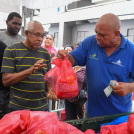 Familias acuden a comprar productos de cena de Nochenuena en Feria de Navidad con Inespre