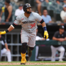 Carlos Santana de los Mellizos de Minnesota al bate contra los Medias Blancas de Chicago en el Guaranteed Rate Field el 10 de julio de 2024 en Chicago, Illinois.