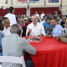 El presidente Luis Abinader intercambió impresiones con motociclistas durante un almuerzo.