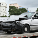 Vehículo accidentado en túnel de la avenida 27 de Febrero es trasladado en grúa.