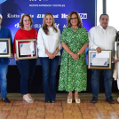 Al centro Gema Hidalgo, administradora general y Patricia Hernández, directora del área Comercial, junto a los galardonados