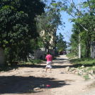 Las vías de esta comunidad se encuentran en un estado deplorable, con baches y falta de pavimentación que dificulta la movilidad.