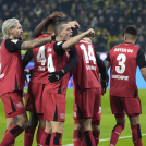 El capitán del Leverkusen Granit Xhaka y su equipo celebran después de que Patrik Schick del Leverkusen anotara el segundo gol de su equipo