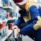 Imagen representativa de la acción de un ladrón en una tienda. Foto de Shutterstock facilitada por Checkpoint Systems.