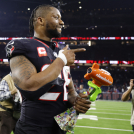 Joe Mixon # 28 de los Houston Texans celebra después de derrotar a Los Angeles Chargers 32-12 durante los Playoffs de comodines de la AFC en el NRG Stadium el 11 de enero de 2025 en Houston, Texas.