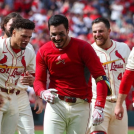 Nolan Arenado es felicitado por sus compañeros luego de conectar el jonrón que decidió este sábado la victoria de los Cardenales.