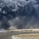 columna de humo negro elevándose en el cielo tras una gran explosión