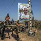 cartel del papa Francisco en preparación para su visita a Antananarivo
