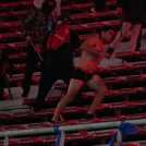 Fanáticos del Independiente, de Argentina, atacan a un seguidor del Universidad de Chile justo después de despojarlo de su ropa.