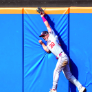 Jacob Young jardinero central de los Nacionales al momento de realizar una de las atrapadas que tuvo en el choque en que su equipo ganó.