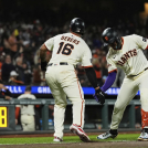Rafael Devers celebra con su compañero de los Gigantes, Willy Adames, luego de pegar un vuelacercas solitario.