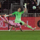 El argentino Lionel Messi, del Inter Miami, anota frente a Joe Willis, arquero de Nashville, en un duelo de playoffs de la MLS.