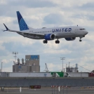Las aerolíneas con mayor número de vuelos cancelados este viernes están entre las mayores del país: American Airlines (221 vuelos), United (184) y Delta (173),