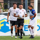 Leonardo Villalba, de Cibao, celebra con un compañero tras anotar un gol ante el Atlántico.