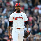 Emmanuel Clase (#48) de los Cleveland Guardians celebra la victoria del equipo por 4-2 sobre Los Angeles Angels en el Progressive Field el 1 de junio de 2025 en Cleveland, Ohio.