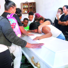 Familiares y vecinos lloran consternados la muerte de la adolescente de 13 años.