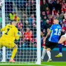 Erling Haaland, delantero de Noruega, a la derecha, anota el cuarto gol durante un juego de clasificación para la Copa del Mundo contra Estonia en Oslo.