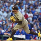 Robert Suárez, de los Padres, lanza la pelota durante la sexta entrada del Juego 3 de un juego de béisbol de comodín de la Liga Nacional contra los Cachorros.