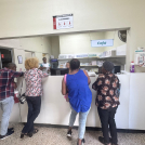 Pacientes buscan adquirir medicamentos en Farmacias del Pueblo ubicadas en hospitales.