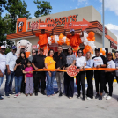 Ejecutivos de la franquicia durante el corte de cinta de la nueva sucursal en Puerto Plata