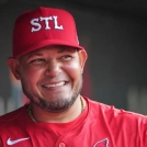 Yadier Molina como coach invitado de los Cardenales previo a un juego contra los Cachorros, el 8 de agosto de 2025, en San Luis.