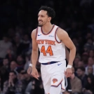 Landry Shamet, de los Knicks, sonríe luego de atinar un triple frente a los Nets, el 21 de enero de 2026.