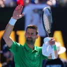 Novak Djokovic festeja su triunfo sobre Francesco Maestrelli en la segunda ronda del Abierto de Australia, el 22 de enero de 2026.